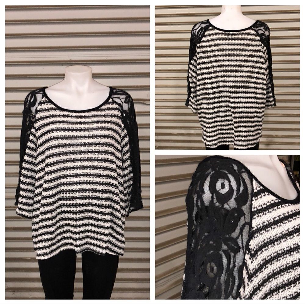 Wallpapher Flirty Blk & WT top with lace arm trim